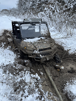 помогите пожалуйста,  застряли в просике, машина заехала в болото и под лед, села на брюхо у уперлась мордой, квадроцикл не смог достать вытащить застрявшую машину Polaris