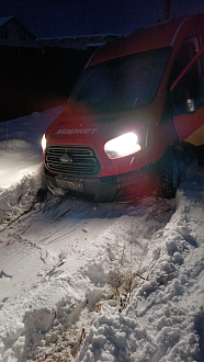 Упал в яму снегу не могу выбраться  вытащить застрявшую машину Фонд транзит 