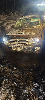 помогите пожалуйста,  застряли в яме на лесной дороге между оз. Хепоярви и Новотоксовским карьером. Прошу помощи вытащить машину. Недалеко от СНТ Экология.  вытащить застрявшую машину Тойота Land Cruiser 200