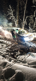 помогите пожалуйста,  застряли в яме на лесной дороге между оз. Хепоярви и Новотоксовским карьером. Прошу помощи вытащить машину. Недалеко от СНТ Экология.  вытащить застрявшую машину Тойота Land Cruiser 200