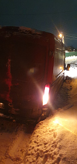 помогите пожалуйста,   уже три часа пытаюсь выбраться ни в какую вытащить застрявшую машину Форд транзит цмт не гружёный, застрял в канаве хотел выбраться зарылся , сел на подрамник