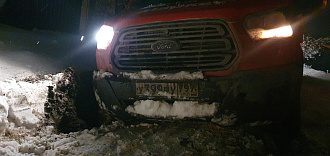 помогите пожалуйста,   уже три часа пытаюсь выбраться ни в какую вытащить застрявшую машину Форд транзит цмт не гружёный, застрял в канаве хотел выбраться зарылся , сел на подрамник