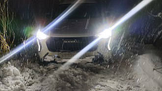 помогите пожалуйста, вытащить машину, застрял в снегу на проселочной дороге, дёрнуть 5-10 метров, 500 метров до асфальта, стоим здесь уже 2,5 часа, ничего не можем сделать  вытащить застрявшую машину Haval jolion