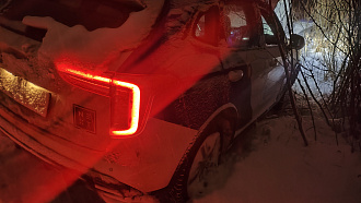 помогите пожалуйста, вытащить машину, застрял в снегу на проселочной дороге, дёрнуть 5-10 метров, 500 метров до асфальта, стоим здесь уже 2,5 часа, ничего не можем сделать  вытащить застрявшую машину Haval jolion