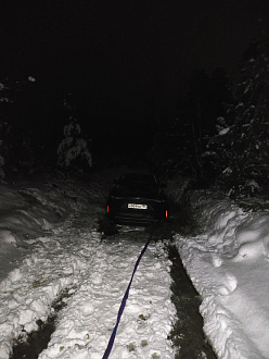 помогите, сели на брюхо, на лёд в канаву, есть подъезд спереди и сзади, трос есть и крюк вытащить застрявшую машину Exeed rx