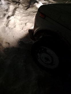 помогите пожалуйста,  вытащить машину. Застрял на заснеженной разбитой умеренно грунтовке. вытащить застрявшую машину Нива