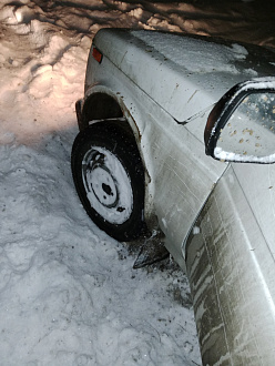 помогите пожалуйста,  вытащить машину. Застрял на заснеженной разбитой умеренно грунтовке. вытащить застрявшую машину Нива