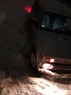 помогите пожалуйста,  вытащить машину. Застрял на заснеженной разбитой умеренно грунтовке. вытащить застрявшую машину Нива