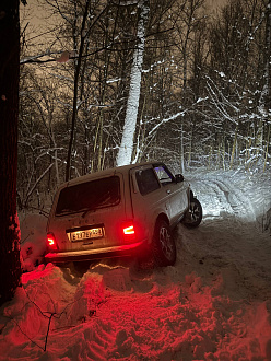 помогите, застряли под 45 градусов над оврагом вытащить застрявшую машину Нива