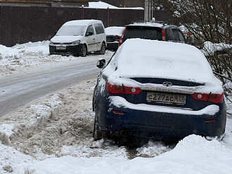Добрый день! Пока машина стояла, трактор сгреб снег в мою сторону. В итоге слева снежный бруствер, справа - канава. Пытался выехать, сполз в канаву. Заднее правок точно там, переднее правое вот-вот окажется там. Помогите, пожалуйста! Под колесами снег и асфальт. Слева дорога асфальт вытащить застрявшую машину Infiniti q50 rwd