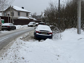 Добрый день! Пока машина стояла, трактор сгреб снег в мою сторону. В итоге слева снежный бруствер, справа - канава. Пытался выехать, сполз в канаву. Заднее правок точно там, переднее правое вот-вот окажется там. Помогите, пожалуйста! Под колесами снег и асфальт. Слева дорога асфальт вытащить застрявшую машину Infiniti q50 rwd
