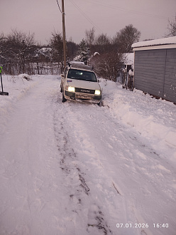 помогите, не смог подняться в горку, стащило в замерзшую колею, нужно дёрнуть из колеи вытащить застрявшую машину Тойота Пробокс
