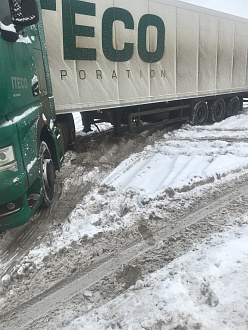 помогите пожалуйста,выезжал с парковки и закопался в снегу   вытащить застрявшую машину КАМАЗ