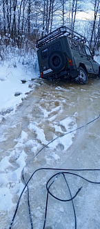 помогите, пожалуйста лёд провалился под машиной другой машиной вытащить не можем нужна очень мощная лебёдка под машиной глубина 2 метра  вытащить застрявшую машину Уаз Хантер