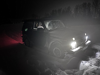 помогите пожалуйста,  застряли в лесу, третий час копаем вытащить застрявшую машину Нива