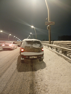 помогите, закончился 92 бензин. Стою на платке М12 в сторону Электроуглей сразу в начале платного участка. Привезите, пожалуйста, хотя бы литров 5 вытащить застрявшую машину Нива Шевроле
