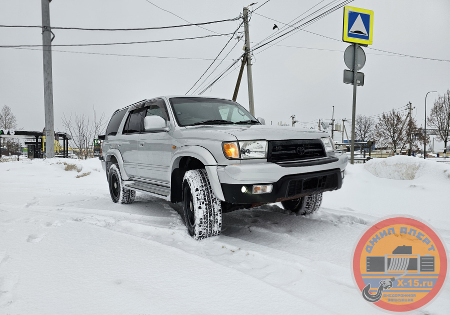 фото застрявшего Toyota Hilux Surf  