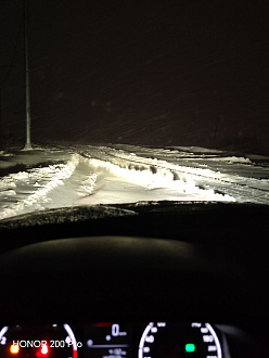 На повороте закопался в снегу, надо протащить вперед вытащить застрявшую машину Volkswagen Polo 