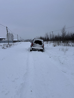 помогите пожалуйста, машина буксует по снегу, дорога не чищена. Прошу помочь, тороплюсь к бабушке отвезти лекарство. Застяли на дороге до чищенной дороги 1-2 км. вытащить застрявшую машину Land Rover Discovery 