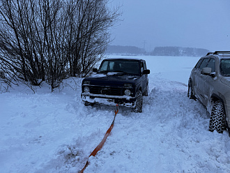 прошу помощи, пропала сцепа. Нужно протащить по глубокому снегу. Далее уже друзья дотащат. От дороги не далеко (метров 50). Нужно что-то подготовленное.  вытащить застрявшую машину Лада Нива