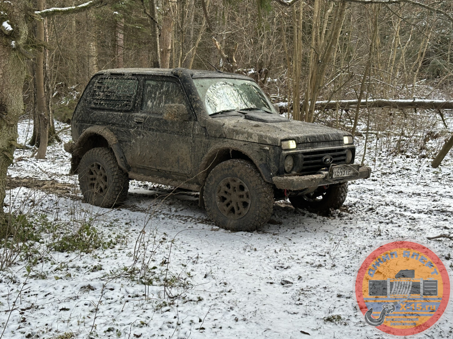 фото застрявшего Lada Niva Legend 