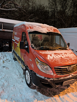 помогите пожалуйста,  не могу подняться по склону машина пробуксовывать. Автомобиль Яндекса, доставка. Кузов цельнометаллический. Застрял по сути с внешний стороны дома, машина просто стоит сейчас у мосорки. На ходу, ехать модно, но буксует, не поднимается. Нужно метров сто на трассе или лебедке поднять наверх. вытащить застрявшую машину Solleers Atlant