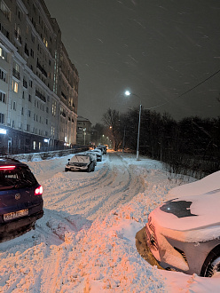 помогите пожалуйста,  не могу подняться по склону машина пробуксовывать. Автомобиль Яндекса, доставка. Кузов цельнометаллический. Застрял по сути с внешний стороны дома, машина просто стоит сейчас у мосорки. На ходу, ехать модно, но буксует, не поднимается. Нужно метров сто на трассе или лебедке поднять наверх. вытащить застрявшую машину Solleers Atlant