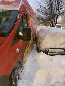 Во дворе сел на снегу вытащить застрявшую машину ГАЗель Некст
