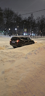 помогите пожалуйста,  села батарейка нужно прикурить. Провода есть. вытащить застрявшую машину Мицубиси