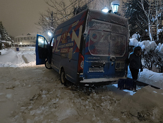 помогите пожалуйста,  стащило с дороги в частном секторе, до чищенной дороги около 100м вытащить застрявшую машину Газель