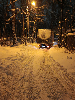 помогите, спустился с дороги , прямо только тупик , подняться в горку задом не выходит .  вытащить застрявшую машину Газель 