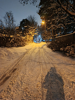 помогите, спустился с дороги , прямо только тупик , подняться в горку задом не выходит .  вытащить застрявшую машину Газель 
