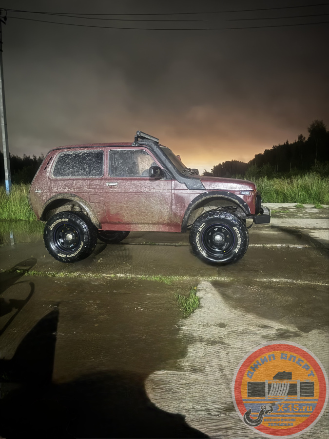 фото застрявшего Lada Niva  