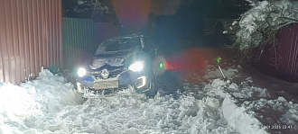 прошу помощи,  вытащить машину, застряла на дачах в переулке, стащило в канаву,  сидим в машине с ребенком вытащить застрявшую машину Рено каптюр, застряла в снегу