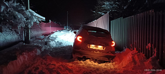 прошу помощи,  вытащить машину, застряла на дачах в переулке, стащило в канаву,  сидим в машине с ребенком вытащить застрявшую машину Рено каптюр, застряла в снегу