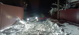 Прошу помощи, застряла на дачах в сугробах, стащило в канаву вытащить застрявшую машину Рено каптюр, застряла в снегу