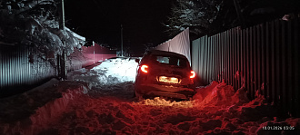 Прошу помощи, застряла на дачах в сугробах, стащило в канаву вытащить застрявшую машину Рено каптюр, застряла в снегу