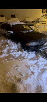 помогите, застрял во дворе ( сел на брюхо, да и под снегом лед ) пытался своими силами, не получилось  вытащить застрявшую машину Бмв е46