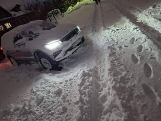 помогите пожалуйста, вытащить машину, трос есть  вытащить застрявшую машину Geely atlas pro 