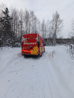 помогите пожалуйста,  вытащить машину застрял в лесу вытащить застрявшую машину Газель некст ( Яндекс Маркет ) красная наклейка 