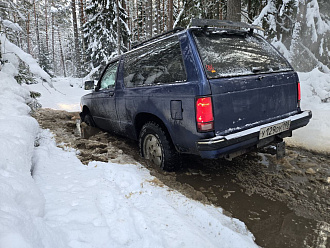 Прошу помощи, вытащить машину, дернуть метров 5-10. Застряли на лесной дороге, провалились под лед, преимущественно передними колесами, пытались выдернуть своими силами смогли сдвинуть только на пару метров потом морда опять зарылась. вытащить застрявшую машину Chevrolet S10 Blazer