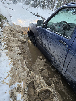 Прошу помощи, вытащить машину, дернуть метров 5-10. Застряли на лесной дороге, провалились под лед, преимущественно передними колесами, пытались выдернуть своими силами смогли сдвинуть только на пару метров потом морда опять зарылась. вытащить застрявшую машину Chevrolet S10 Blazer