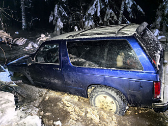Прошу помощи, вытащить машину, дернуть метров 5-10. Застряли на лесной дороге, провалились под лед, преимущественно передними колесами, пытались выдернуть своими силами смогли сдвинуть только на пару метров потом морда опять зарылась. вытащить застрявшую машину Chevrolet S10 Blazer
