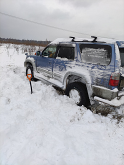 Немного прилип в поле. Проехать можно, просто на брюхо присел. Надо слегка дёрнуть. Если есть кто рядом.  вытащить застрявшую машину HILUX surf