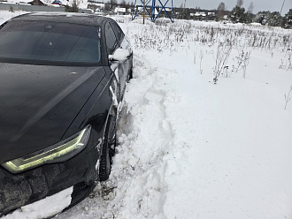 помогите пожалуйста,  застрял в снегу вытащить застрявшую машину Audi a6