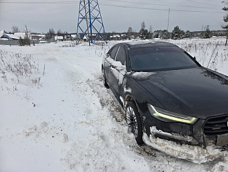 помогите пожалуйста,  застрял в снегу вытащить застрявшую машину Audi a6