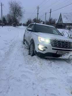 помогите, вытащить обратно в колею вытащить застрявшую машину Форд експлорер