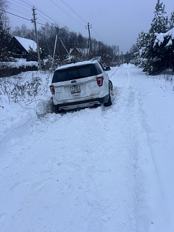 помогите, вытащить обратно в колею вытащить застрявшую машину Форд експлорер