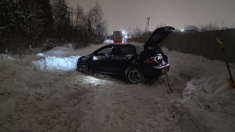 помогите, застряли, не можем выехать вытащить застрявшую машину Vw golf 7, daf 105