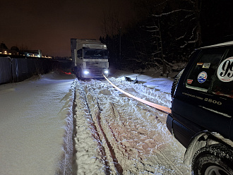 Нужен второй третий джипы или что потяжелее притащить фуру вытащить застрявшую машину Паджеро и фура 